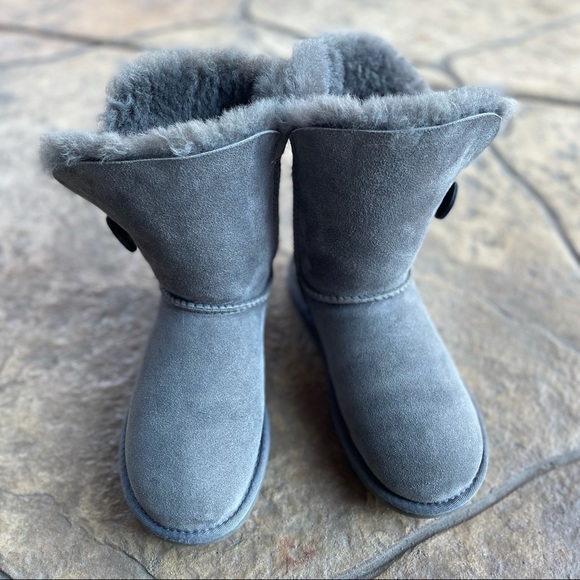 Like new grey Bailey button uggs boots - Picture 2 of 4